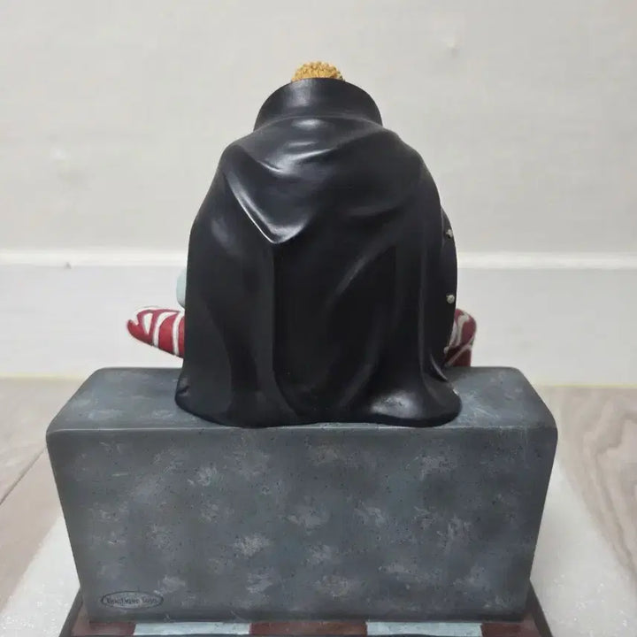 [BUNJANG] Resin Doflamingo Seated Figure / 레진 도플라밍고 좌상