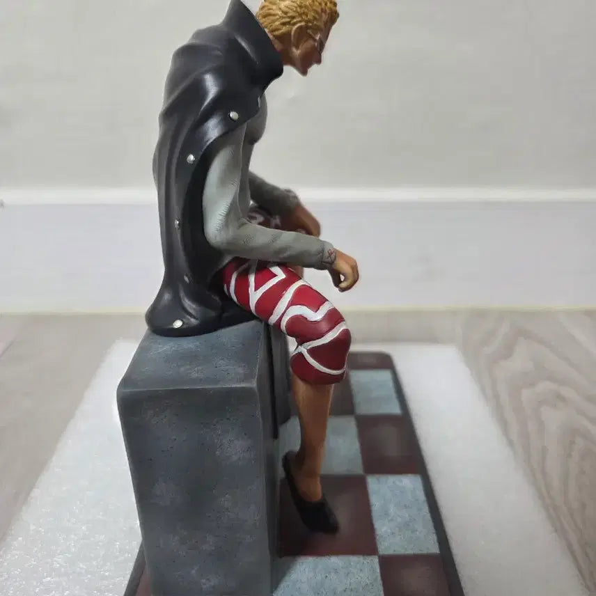 [BUNJANG] Resin Doflamingo Seated Figure / 레진 도플라밍고 좌상