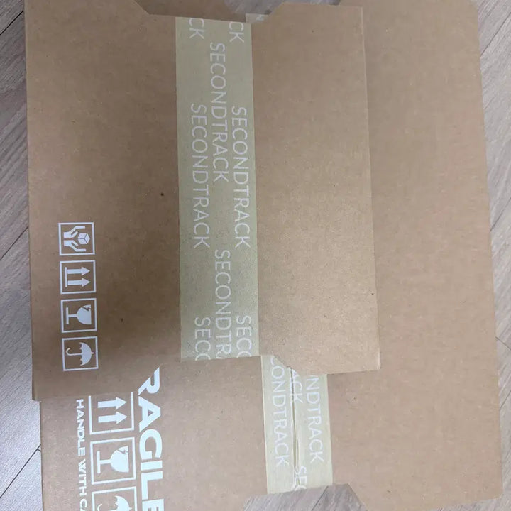 [BUNJANG] June LP + CD Signed Edition Numbered Serial + Guitar Pick / June LP + CD (싸인반)  각인 넘버링 시리얼 + 피크