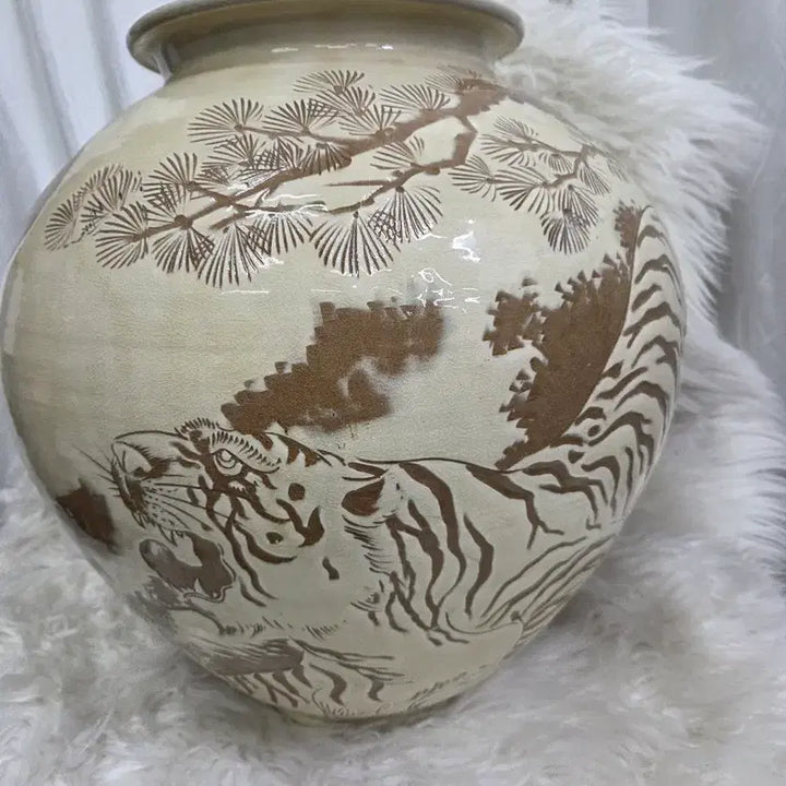 [BUNJANG] Korean Tiger &amp; Pine Tree Motif Porcelain Moon Jar / [국산/대형도자기] 액운 막아주는 호랑이 송하도 달항아리