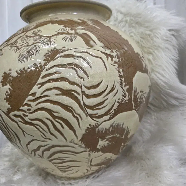 [BUNJANG] Korean Tiger &amp; Pine Tree Motif Porcelain Moon Jar / [국산/대형도자기] 액운 막아주는 호랑이 송하도 달항아리