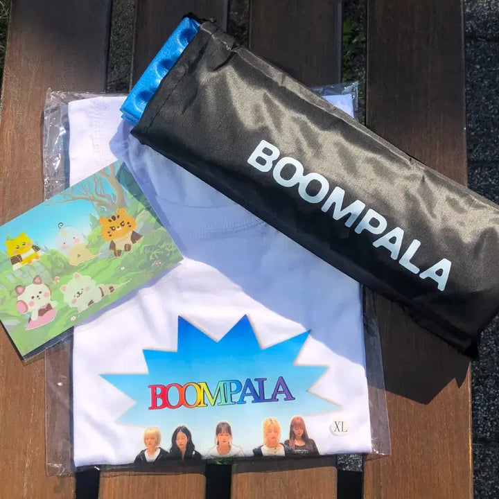 [BUNJANG] LE SSERAFIM BOOMPALA Official Studio Live Goods T-shirt &amp; Cushion Bundle Set / 르세라핌 붐팔라 공방 역조공 티셔츠 방석 양도 BOOMPALA 포카