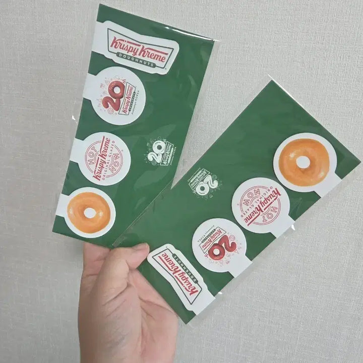 [BUNJANG] Krispy Kreme 20th Anniversary Magnet Set (2 Sets) / 크리스피크림도넛 20주년 기념 마그넷 2세트