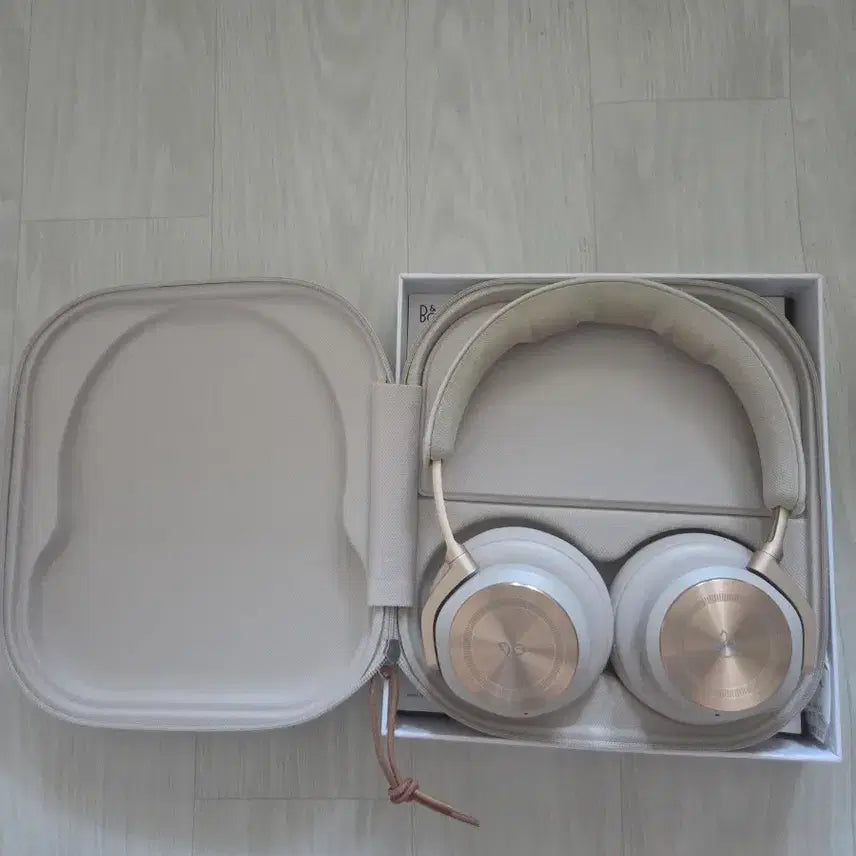 [BUNJANG] B&amp;O Beo Play HX Headset with Stand / 택배포) 거치대 + b&amp;o beo play hx 헤드셋