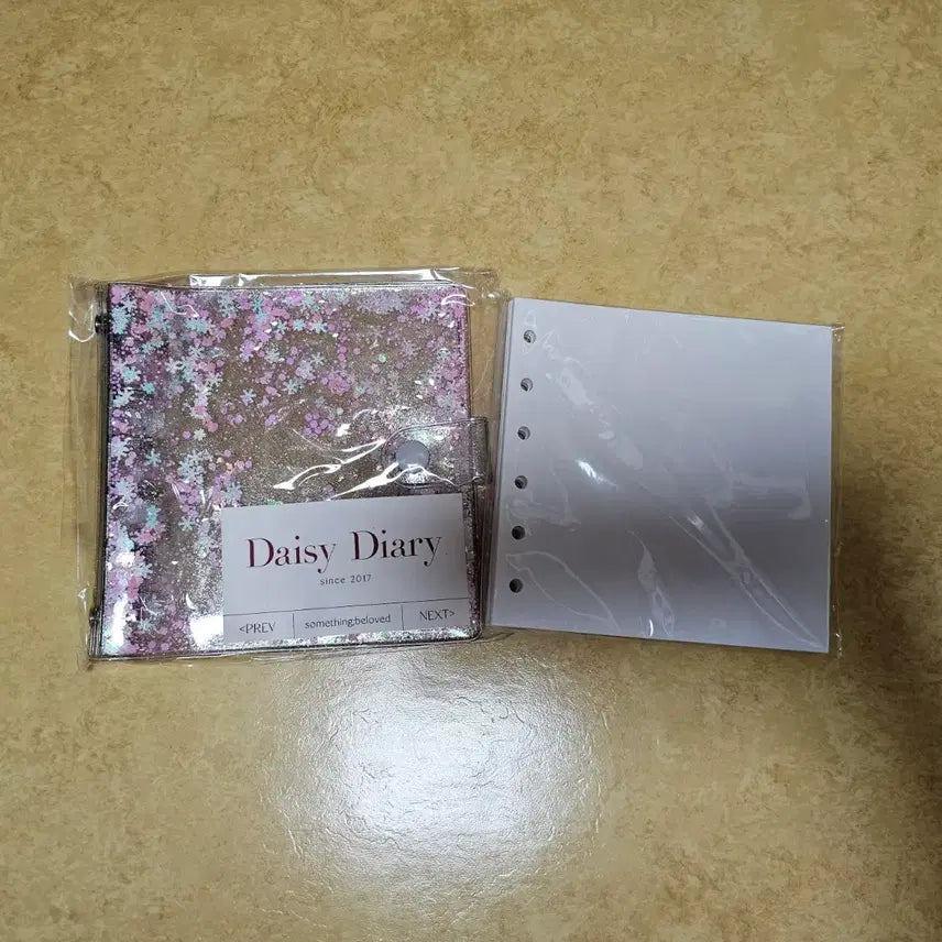 [SOLD OUT] 다꾸 / 썸띵비러브드 정사각 6공 다이어리 바인더 / 처분 급처