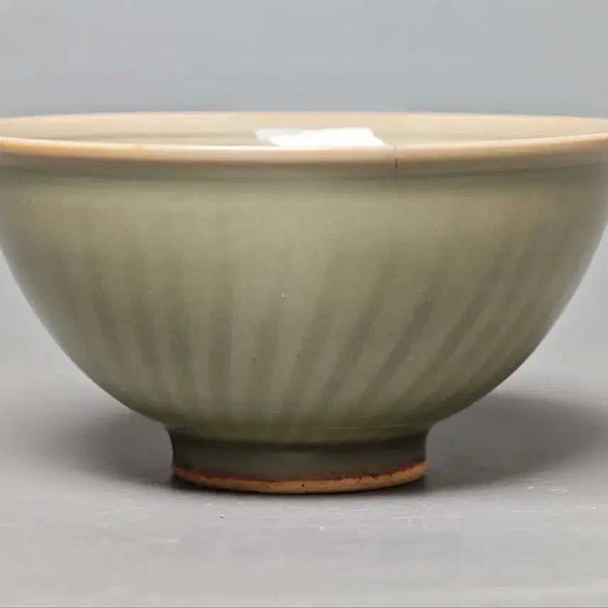 [BUNJANG] Early Qing Dynasty Celadon Porcelain Bowl with Incised Floral Motif / [진품] 청나라 초기 출토품 용천요 음각당초문 완 중국도자기 골동품