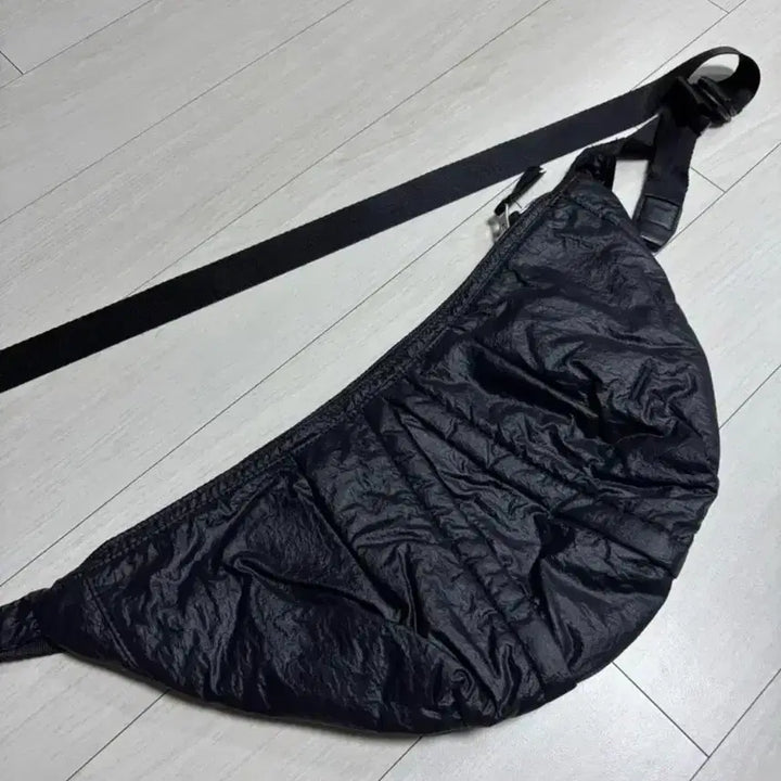 [BUNJANG] Worldwide Movement x Polerteru Nylon Crossbody Bag Black / 월스와일무브먼트x폴리테루 카프백 팝니다.