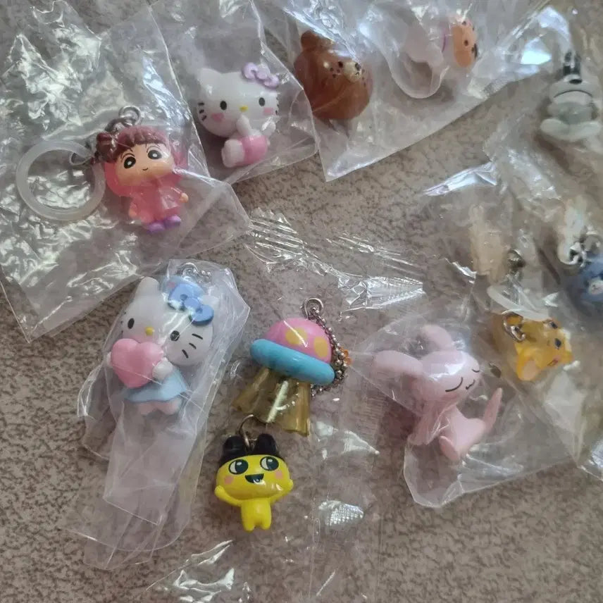 [BUNJANG] Assorted Sealed Gachapon Figurines (Crayon Shin-chan, Hello Kitty, Tamagotchi, Tom and Jerry, Snoopy, Natsume&