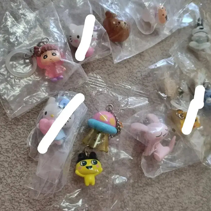 [BUNJANG] Assorted Sealed Gachapon Figurines (Crayon Shin-chan, Hello Kitty, Tamagotchi, Tom and Jerry, Snoopy, Natsume&