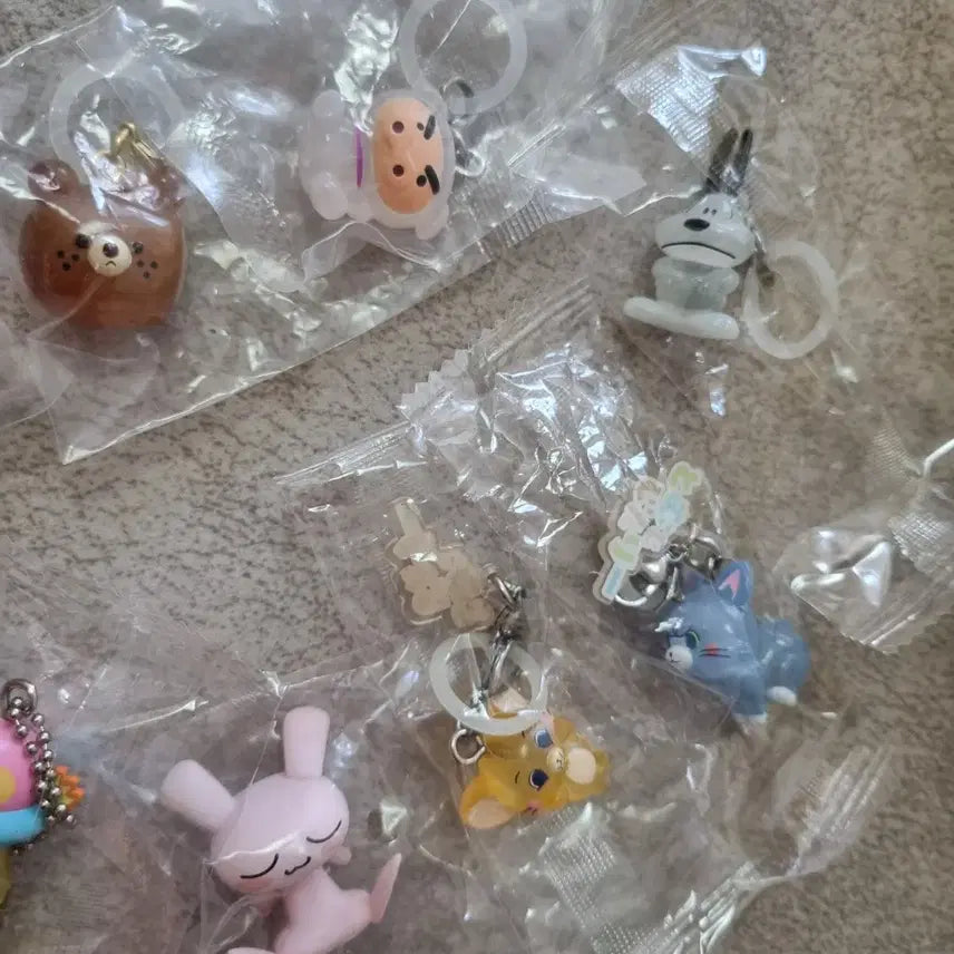 [BUNJANG] Assorted Sealed Gachapon Figurines (Crayon Shin-chan, Hello Kitty, Tamagotchi, Tom and Jerry, Snoopy, Natsume&