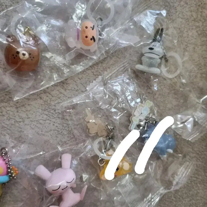 [BUNJANG] Assorted Sealed Gachapon Figurines (Crayon Shin-chan, Hello Kitty, Tamagotchi, Tom and Jerry, Snoopy, Natsume&