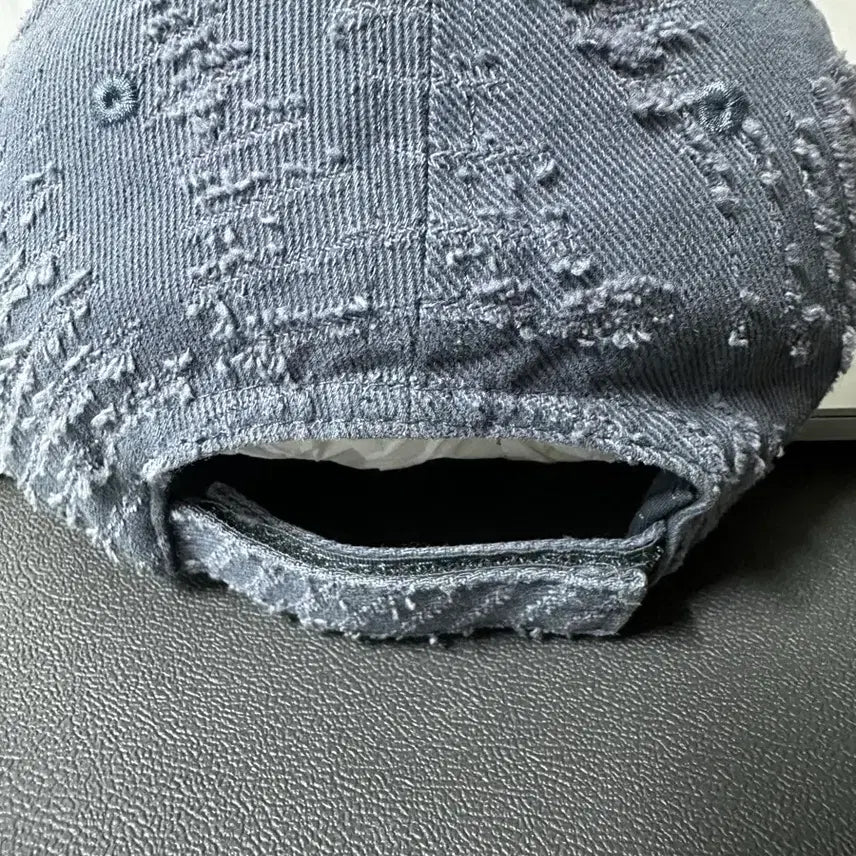 [BUNJANG] Balenciaga Notched Lazer Distressed Baseball Cap / 발렌시아가 노치드 레이져 디스트로이드 볼캡