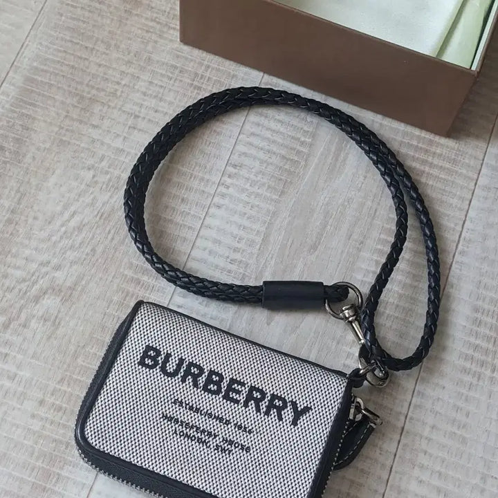 [BUNJANG] Burberry Authentic Leather Necklace Coin Card Wallet / 거의 새상품 정품 버버리 목걸이 지갑 동전지갑 카드지갑