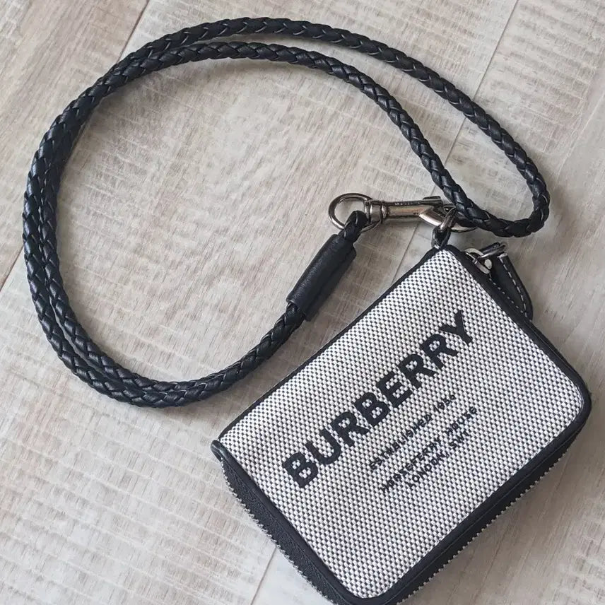 [BUNJANG] Burberry Authentic Leather Necklace Coin Card Wallet / 거의 새상품 정품 버버리 목걸이 지갑 동전지갑 카드지갑