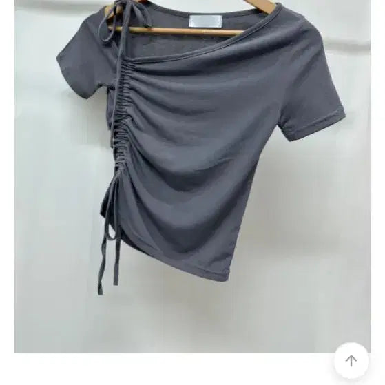 [BUNJANG] AUBRY Ningning One-Shoulder Ribbon Shirring Off-Shoulder Short Sleeve T-Shirt Dark Grey / 에이블리 닝닝 원숄더 리본 셔링 오프숄더 반팔티 다크그레이