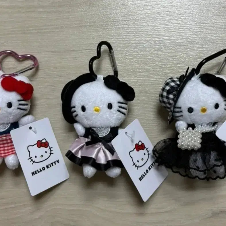 [BUNJANG] Sanrio Hello Kitty Straw Hat Pearl Necklace Black Dress Keyring Doll / 산리오 헬로키티 밀짚 모자 검은 드레스 가방 키링인형 새상품