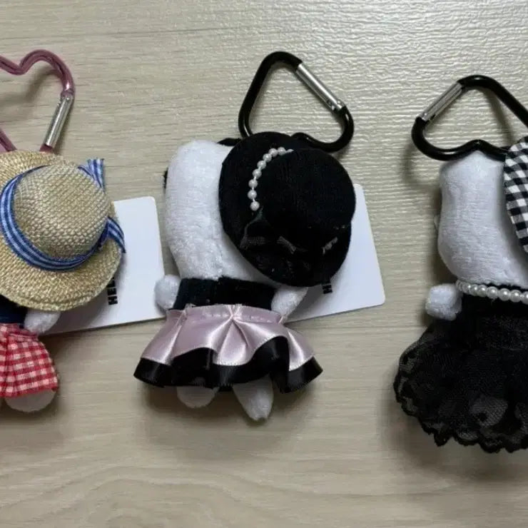 [BUNJANG] Sanrio Hello Kitty Straw Hat Pearl Necklace Black Dress Keyring Doll / 산리오 헬로키티 밀짚 모자 검은 드레스 가방 키링인형 새상품
