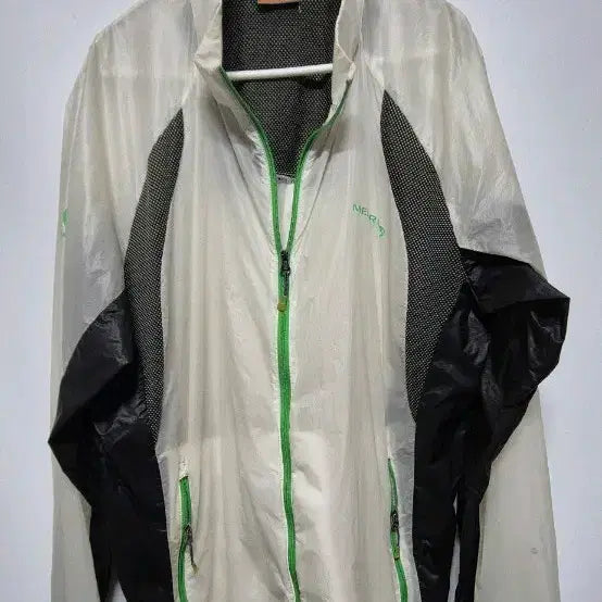 [BUNJANG] Merrell Windbreaker Jacket White/Black Unisex XL / 머렐 바람막이 자켓 화이트/블랙 공용XL