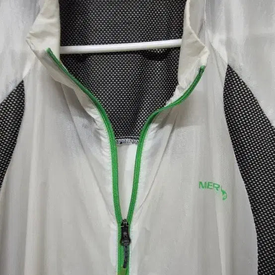 [BUNJANG] Merrell Windbreaker Jacket White/Black Unisex XL / 머렐 바람막이 자켓 화이트/블랙 공용XL