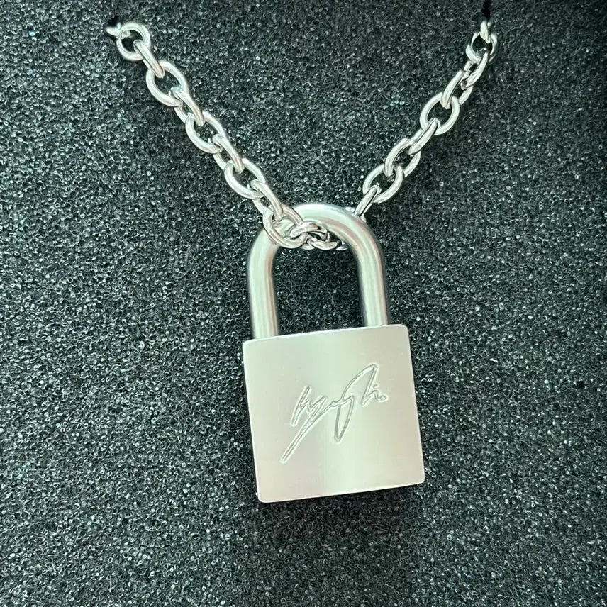 [BUNJANG] Stray Kids Hyunjin Necklace Stay Lock / 급처) 스트레이 키즈 스키즈 황현진 현진 목걸이 스테이 자물쇠
