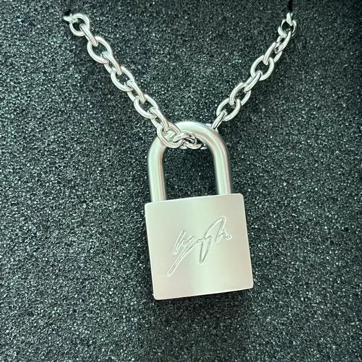 [BUNJANG] Stray Kids Hyunjin Necklace Stay Lock / 급처) 스트레이 키즈 스키즈 황현진 현진 목걸이 스테이 자물쇠