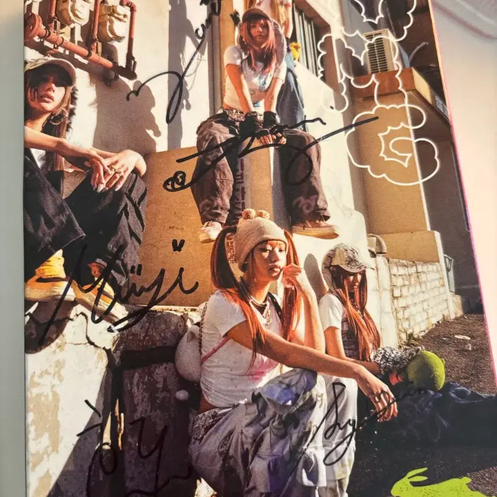 [BUNJANG] NewJeans OMG Signed Album Bundle Set with Lyric Book, Ditto Photobook, Postcards, and Photocard / 뉴진스 OMG 친필 사인 앨범+ 리릭북+Ditto 포토북 일괄