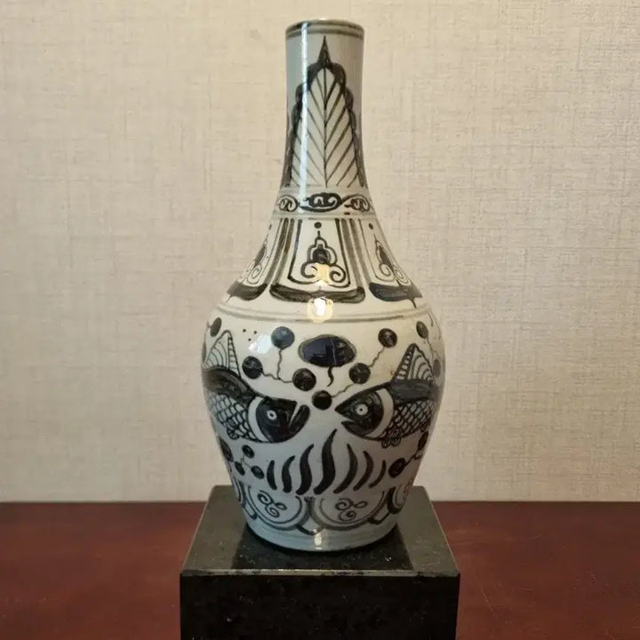 [BUNJANG] Chinese Celadon Porcelain Iron-Painted Mandarin Fish Decorated Long-Necked Vase / [중국 도자기] 철화 백자 쏘가리문 장경병