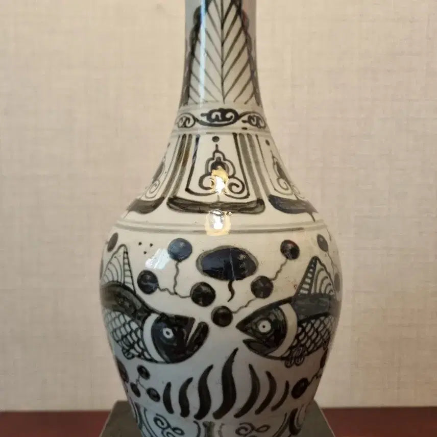 [BUNJANG] Chinese Celadon Porcelain Iron-Painted Mandarin Fish Decorated Long-Necked Vase / [중국 도자기] 철화 백자 쏘가리문 장경병