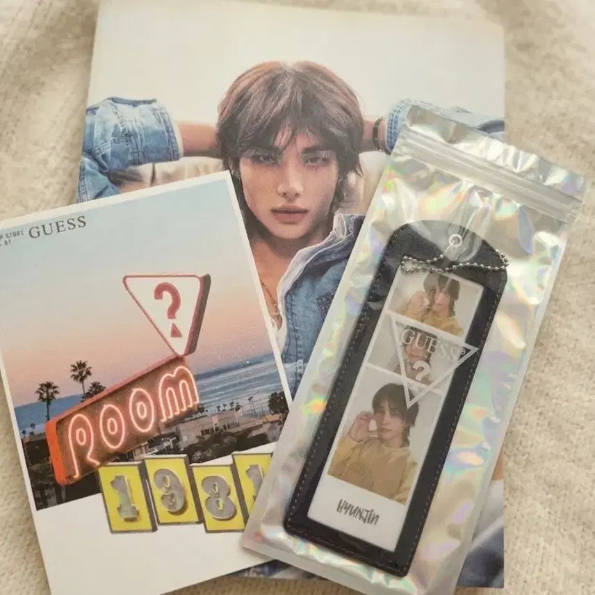 [BUNJANG] Guess Lookbook + Hyunjin Photokeyring / 게스 룩북+현진 포토키링