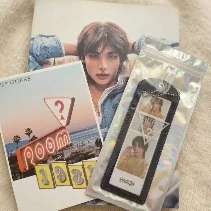 [BUNJANG] Guess Lookbook + Hyunjin Photokeyring / 게스 룩북+현진 포토키링