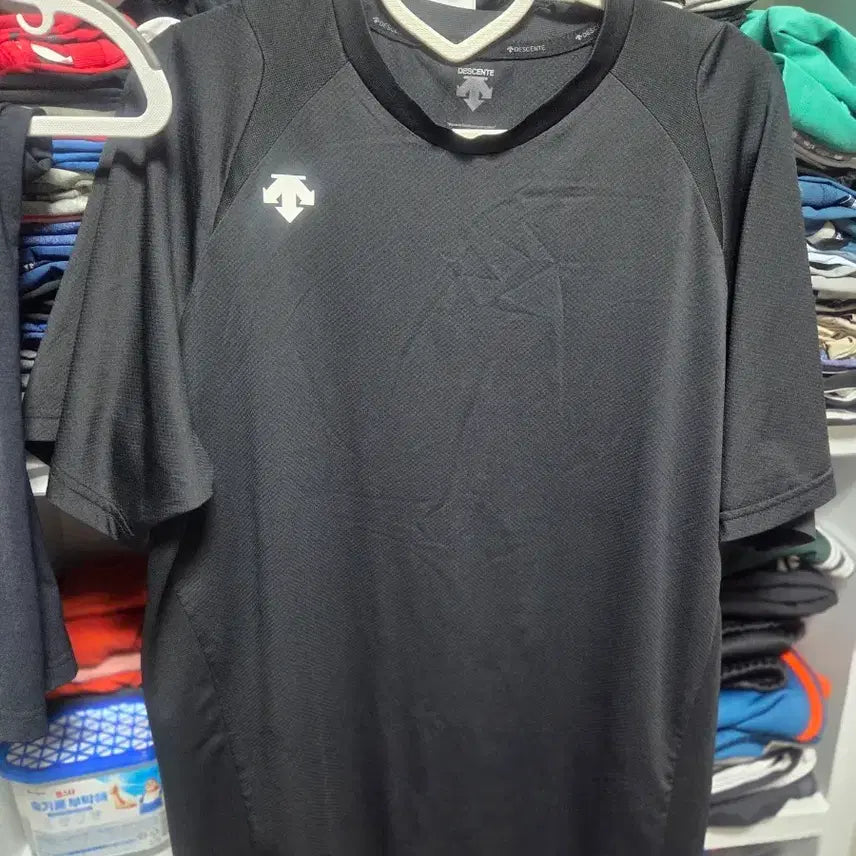 [BUNJANG] Descente Short-Sleeve T-Shirt Black Size 100 / 데상트 반팔 티셔츠 블랙 100