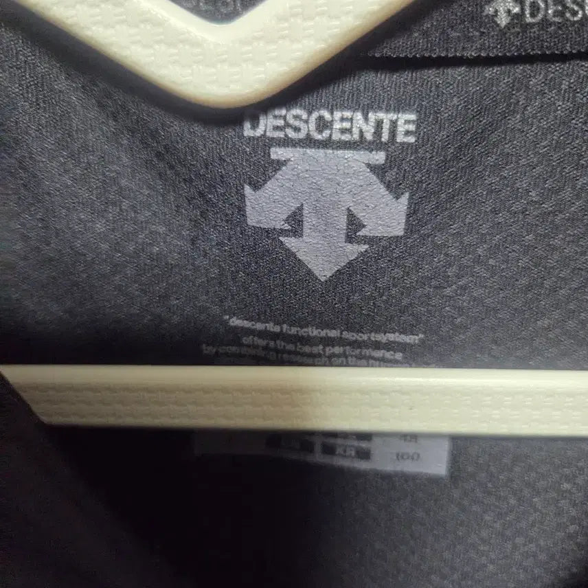 [BUNJANG] Descente Short-Sleeve T-Shirt Black Size 100 / 데상트 반팔 티셔츠 블랙 100