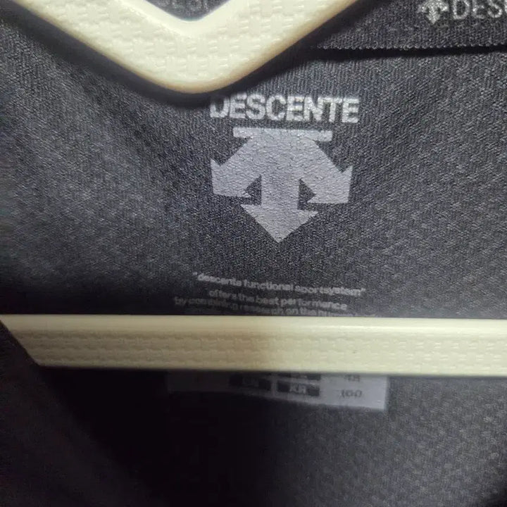[BUNJANG] Descente Short-Sleeve T-Shirt Black Size 100 / 데상트 반팔 티셔츠 블랙 100