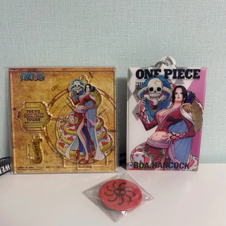 [BUNJANG] One Piece Boa Hancock Tokyo Tower Limited Acrylic Stand, Card Case, and Pirate Emblem Pin Badge Bundle Set / 일괄) 원피스 보아핸콕 도쿄타워 한정 아크릴, 카드케이스, 해적단 로고