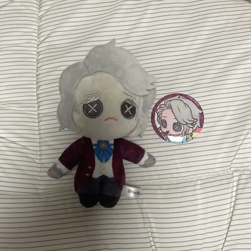 [BUNJANG] Identity V Composer Plush + Kindergarten Badge Set / [택포] 제5인격 작곡가 누이+ 유치원 뱃지 판매합니다!