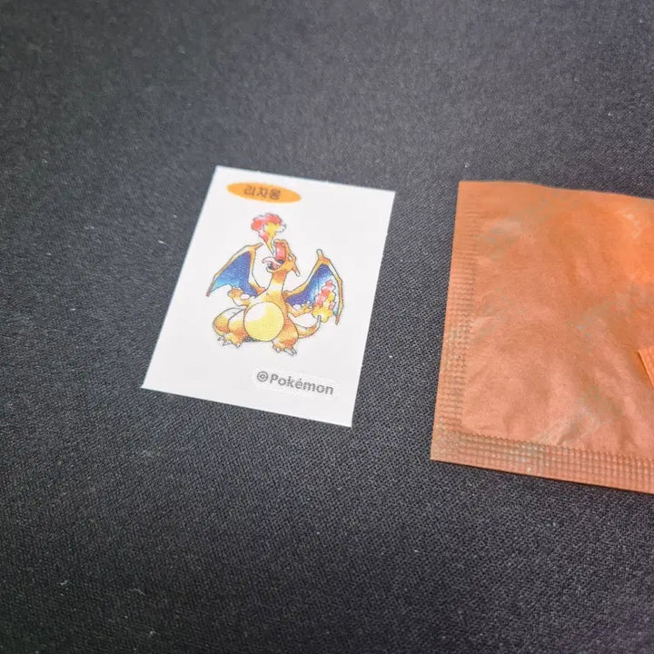 [SOLD OUT] 포켓몬스터 포켓몬빵 띠부띠부실 30주년 리자몽 스티커