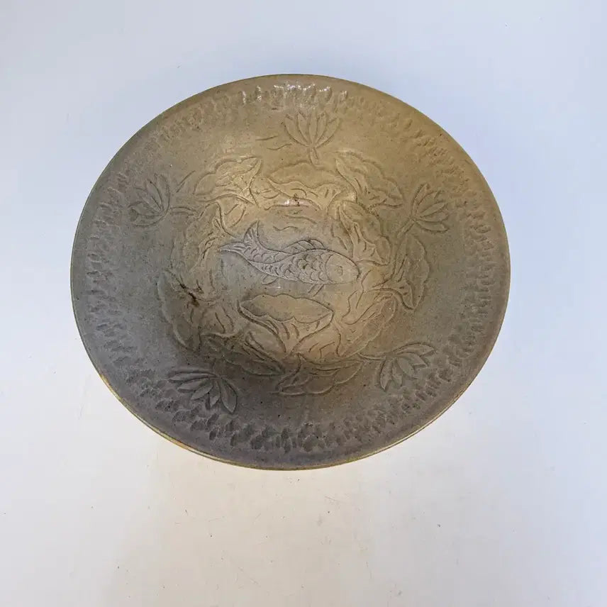 [BUNJANG] Antique Celadon Porcelain Bowl with Embossed Fish and Lotus Pattern / 월주요 양각어조문 완