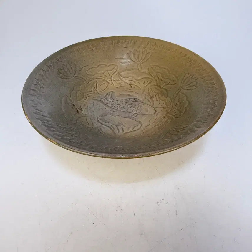 [BUNJANG] Antique Celadon Porcelain Bowl with Embossed Fish and Lotus Pattern / 월주요 양각어조문 완