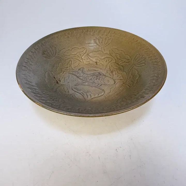 [BUNJANG] Antique Celadon Porcelain Bowl with Embossed Fish and Lotus Pattern / 월주요 양각어조문 완