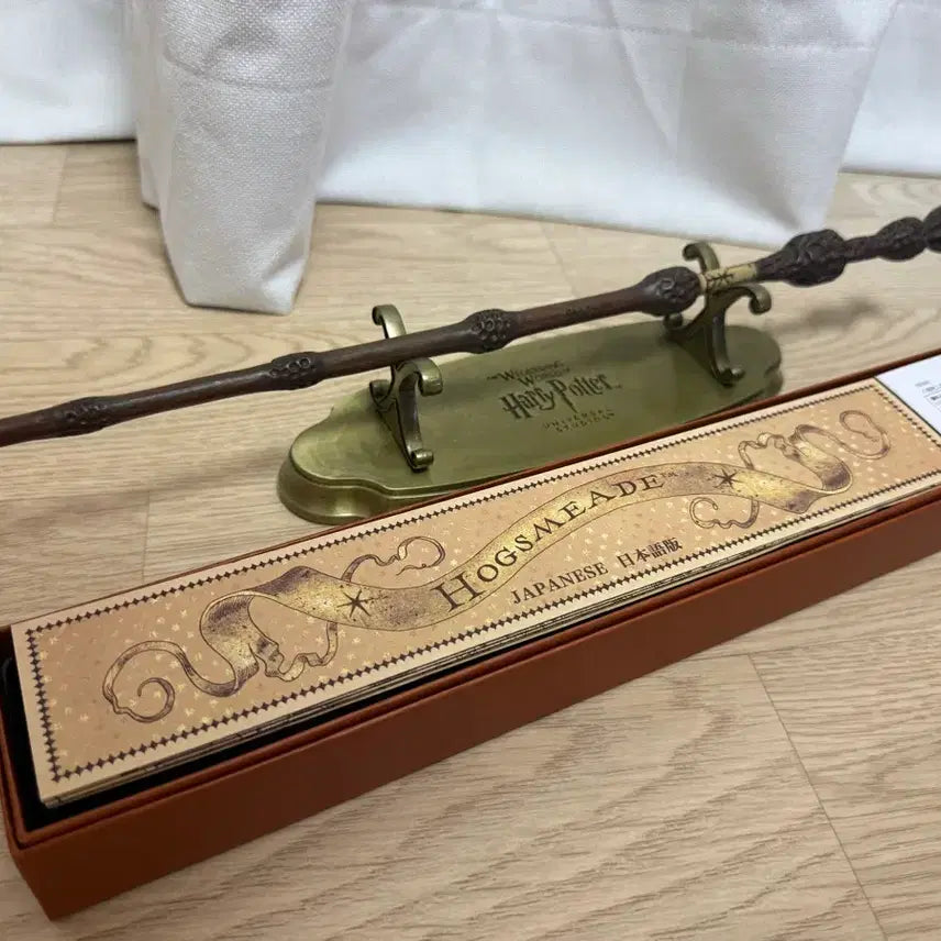 [BUNJANG] Harry Potter Osaka Universal Dumbledore Wand with Stand / 해리포터 오사카 유니버셜 덤블도어 지팡이 (거치대포함)