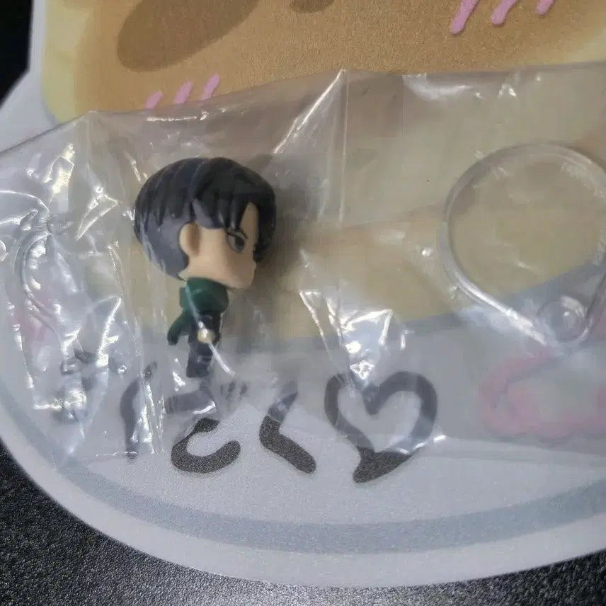 [BUNJANG] Attack on Titan Levi Standing Gacha Figure (Sealed) / 진격의 거인 리바이 스탠딩 가챠 피규어 미개봉 양도