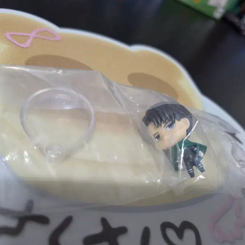 [BUNJANG] Attack on Titan Levi Standing Gacha Figure (Sealed) / 진격의 거인 리바이 스탠딩 가챠 피규어 미개봉 양도