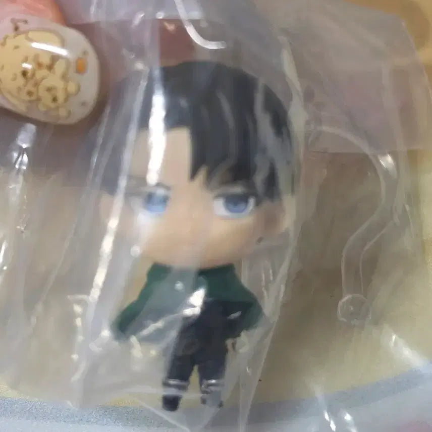 [BUNJANG] Attack on Titan Levi Standing Gacha Figure (Sealed) / 진격의 거인 리바이 스탠딩 가챠 피규어 미개봉 양도