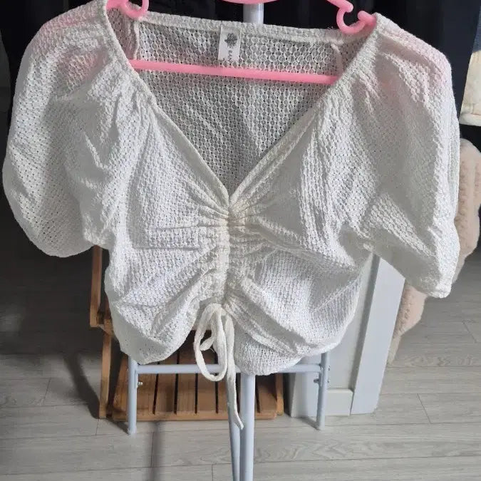 [BUNJANG] White Shirred Crop Short-Sleeve Blouse / 화이트 셔링 크롭 반팔 블라우스