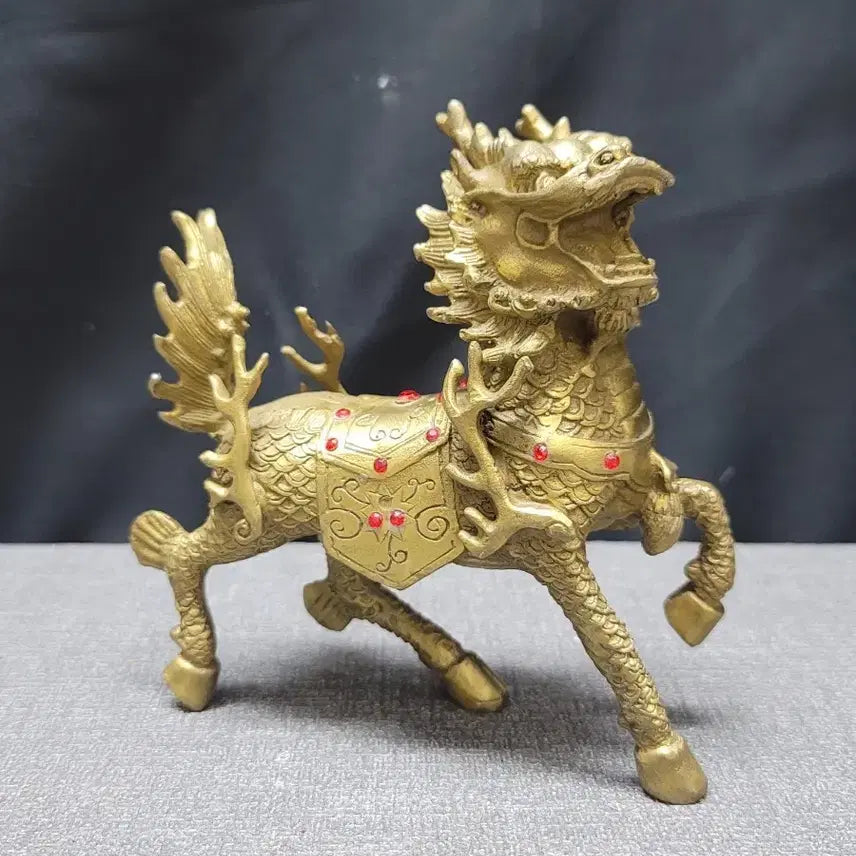 [BUNJANG] Brass Giraffe Sculpture with Red Jewel Embellishments / 황동 기린