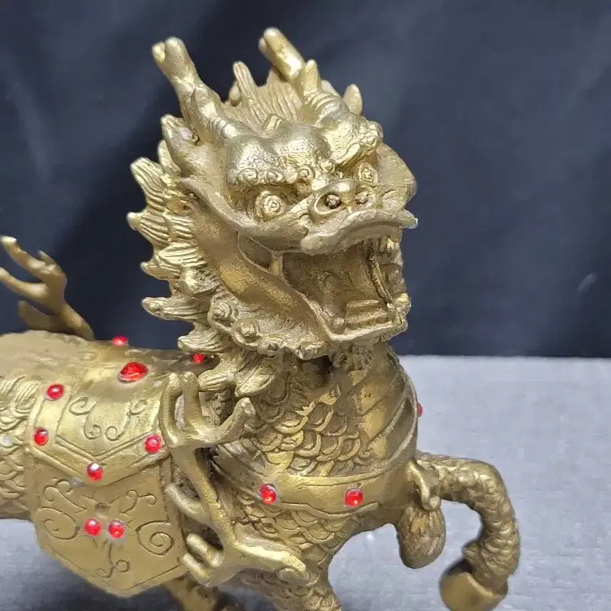 [BUNJANG] Brass Giraffe Sculpture with Red Jewel Embellishments / 황동 기린