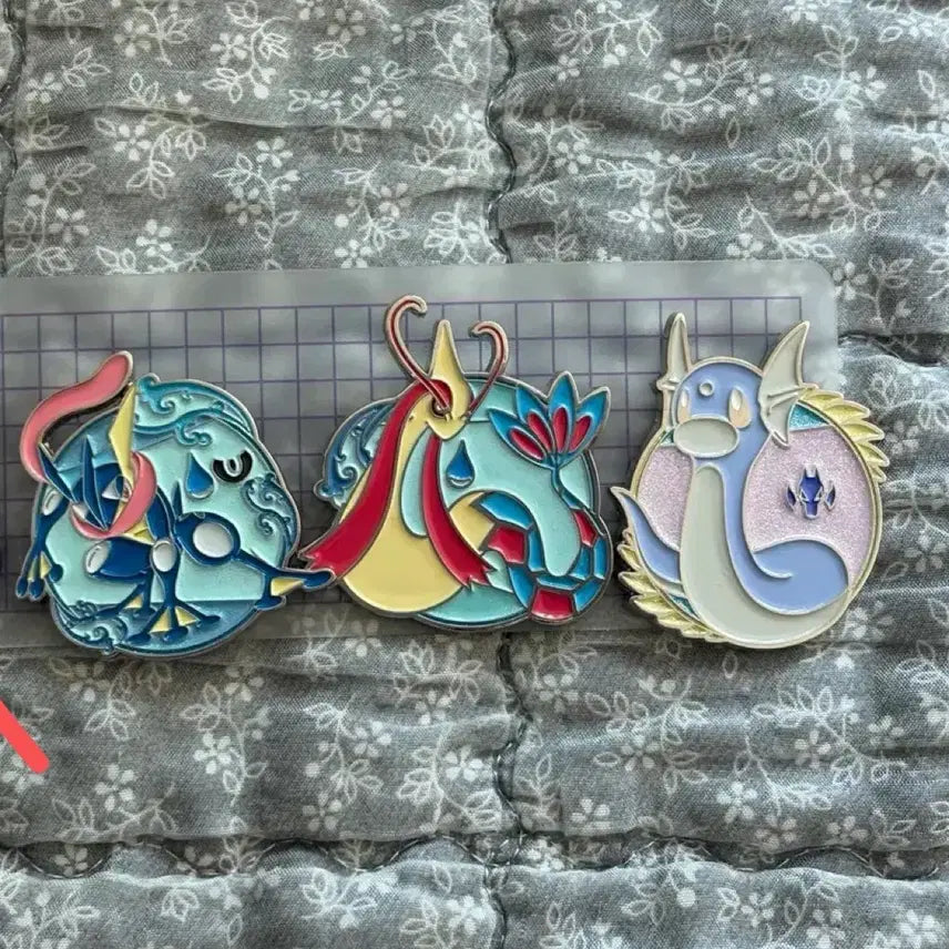 [BUNJANG] Pokemon Random Badge Set - Eevee, Dratini, Froakie, Milotic / 포켓몬스터 랜덤 뱃지 100 미뇽 개굴닌자 밀로틱