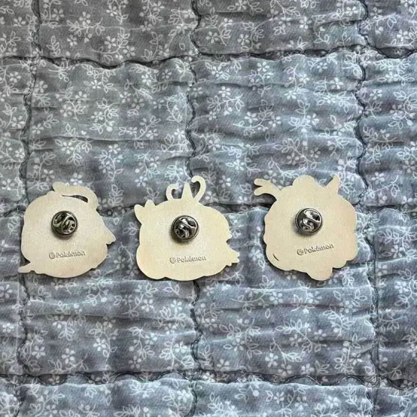 [BUNJANG] Pokemon Random Badge Set - Eevee, Dratini, Froakie, Milotic / 포켓몬스터 랜덤 뱃지 100 미뇽 개굴닌자 밀로틱