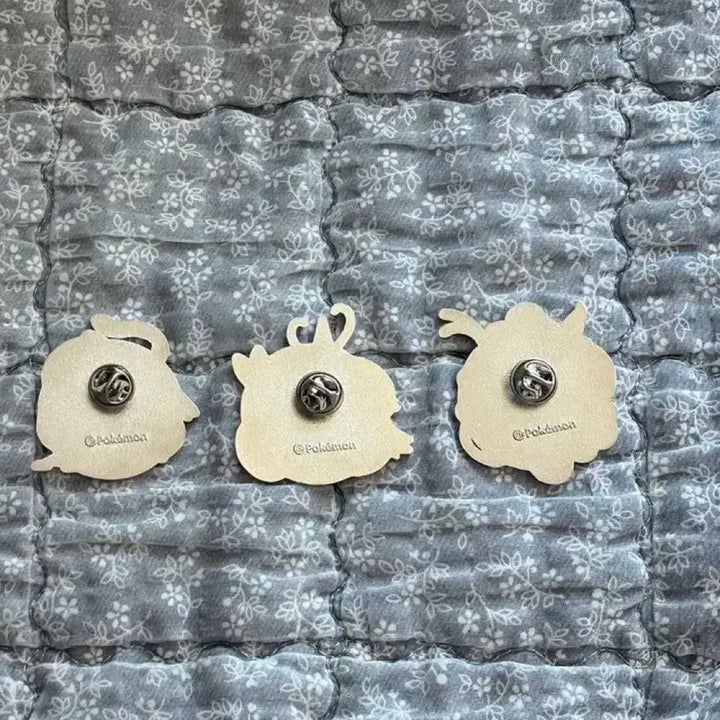 [BUNJANG] Pokemon Random Badge Set - Eevee, Dratini, Froakie, Milotic / 포켓몬스터 랜덤 뱃지 100 미뇽 개굴닌자 밀로틱