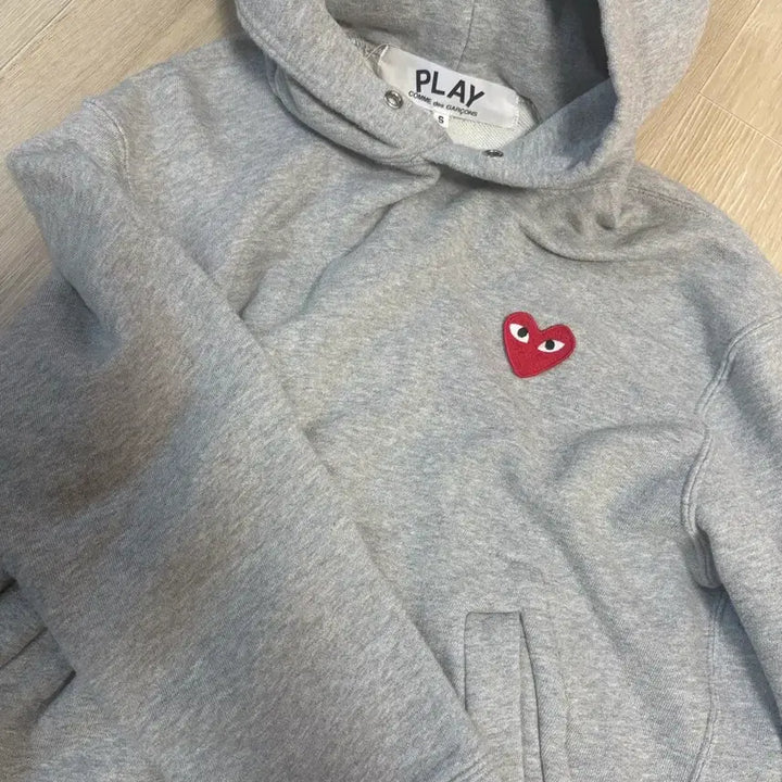 [BUNJANG] Comme des Garçons PLAY Grey Heart Appliqué Hoodie / 플레이 꼼데가르송 와펜 후드티 그레이